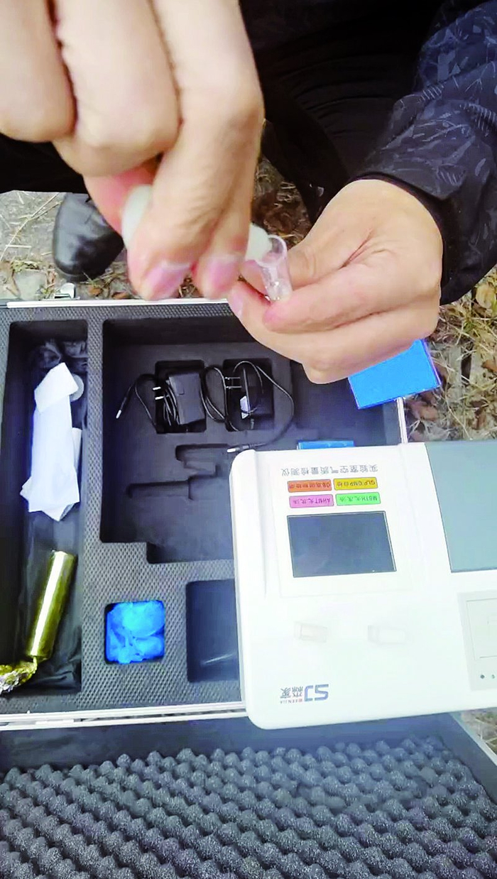     黄先生演示总部人员教他检测时如何造假