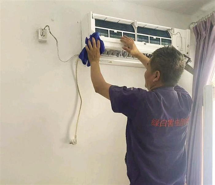    师傅上门清洗空调