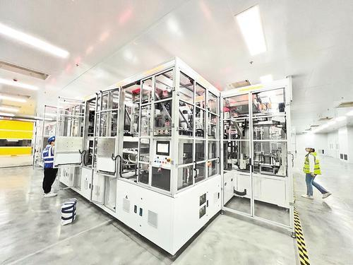     5月14日，在邢东锂电项目叠片合芯车间，工作人员正在抓紧进行叠片机调试。 河北日报记者 王永晨摄