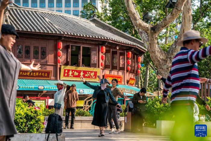 　　人们在昆明老街上的云瑞公园里跳舞（5月13日摄）。