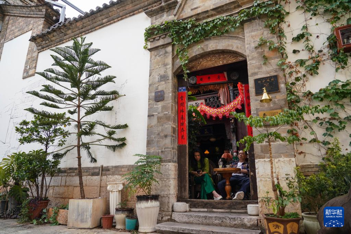 　　人们在钱王街居仁巷的一家商铺里休憩（4月24日摄）。