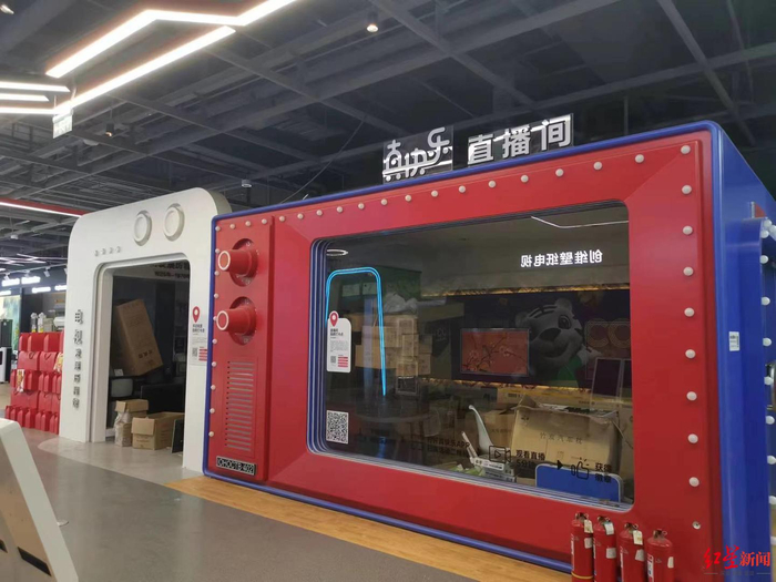 西坝河店内的直播间现在用来放杂物