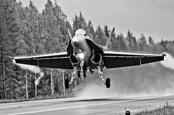  During the exercise, the F/A-18 fighter plane of the Finnish Air Force landed on a Finnish road. Courtesy: Yang Ming