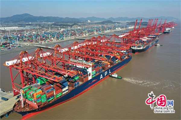 2024年1月24日，货轮停靠在宁波舟山港梅山港区码头。（无人机照片）新华社图片库/新华社记者 黄宗治 摄