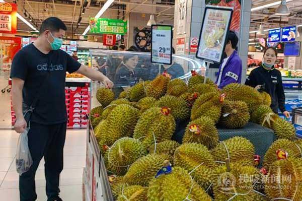 市民在宿城一超市挑选榴莲。