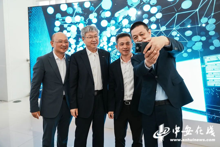 安徽车企大佬在2024北京国际汽车展览会安徽主题日同框。朱晓桐摄