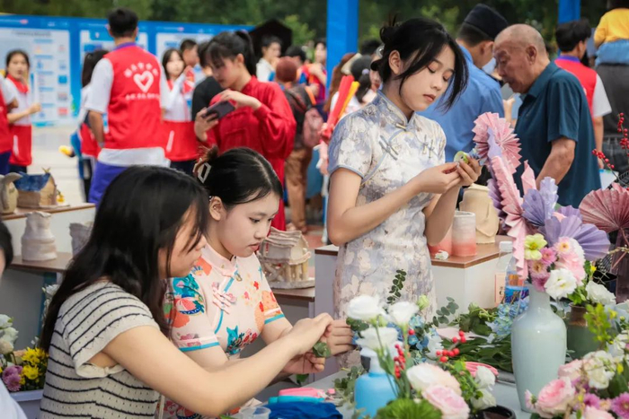 韶关中职的学生现场展示插花艺术。
