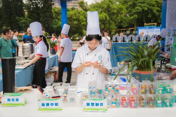 翁源中职的学生正在制作面塑。