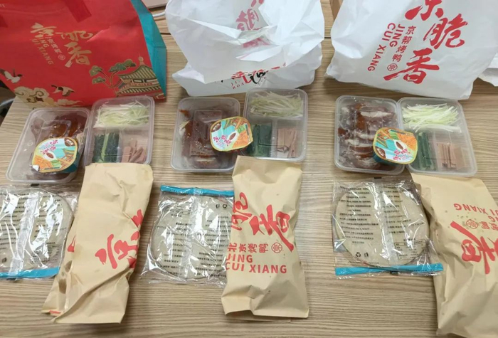 京脆香烤鸭（普善路店）3个渠道购买的“半套烤鸭套餐”完全一样。上海市消保委供图