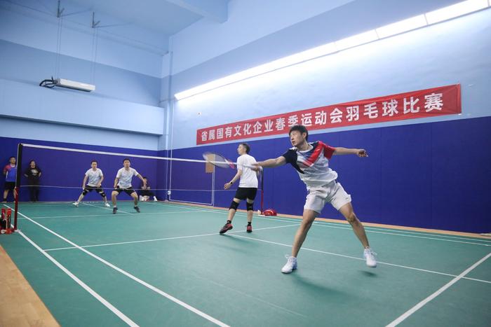 河南省属文化企业春季运动会第二天：乒羽赛场战况激烈