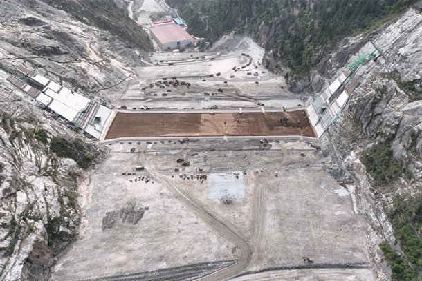 图为双江口水电站大坝浇筑