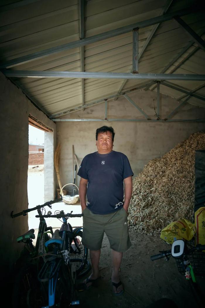 吴七林家里有十多亩耕地种玉米，这是他如今的主要收入来源之一