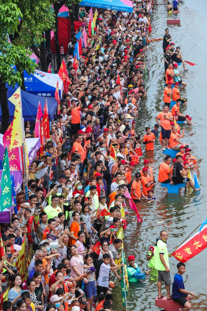 △金利赛龙舟现场人声鼎沸。陈彦成 摄