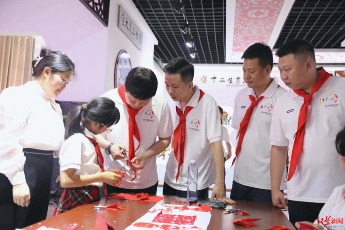 ▲四川明星足球队走进校园