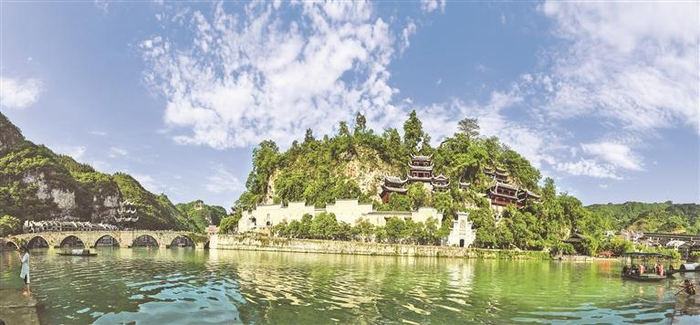     镇远青龙洞全景。  （李安生 摄）