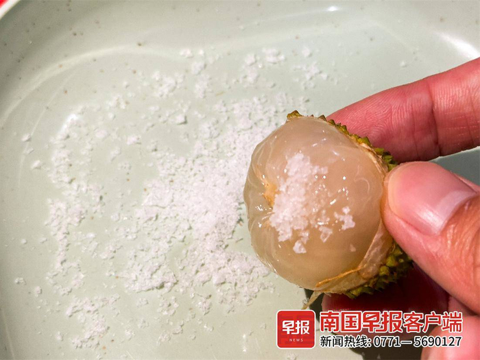 ▲荔枝蘸盐需适量，过多摄入盐分会引起血压升高。记者 邹财麟 摄