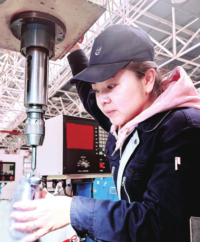 砥砺新征程 巾帼绽芳华|钳工|芳华|刘婷_新浪新闻