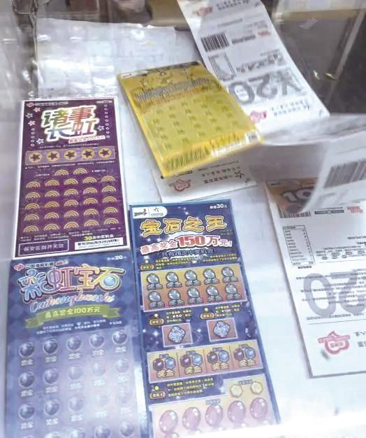         资料图：某家彩票店内的刮刮乐。    