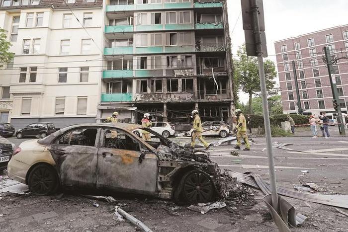 德国：杜塞尔多夫一栋建筑发生火灾