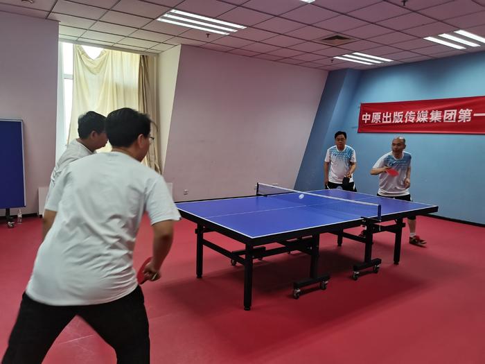 河南省属文化企业春季运动会第二天：乒羽赛场战况激烈