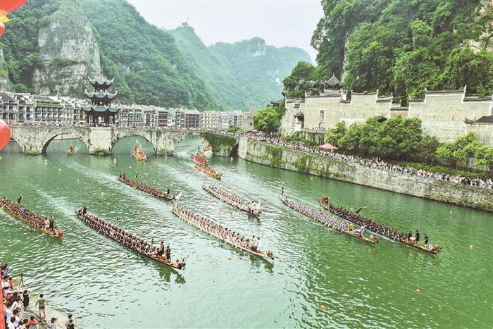     国家级非物质文化遗产镇远赛龙舟活动现场。  （李安生 摄）