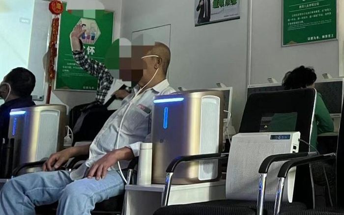 ▲2024年4月，某氢气会馆，有老人正在体验吸氢。新京报记者 罗艳 摄