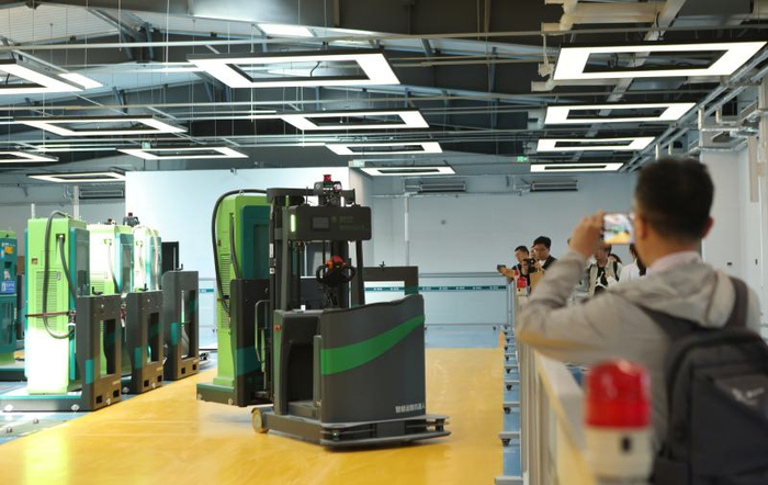 新型电力系统实验基地专门检测充电桩的自动化流水线。新京报记者 李木易 摄