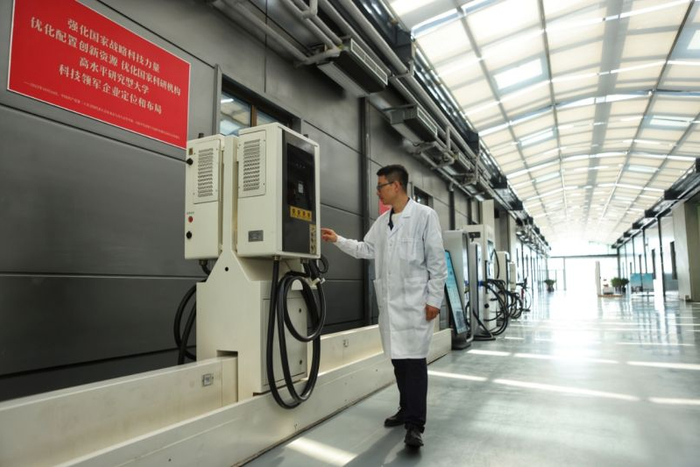 2024年5月17日，北京城市副中心新型电力系统实验基地，工作人员在展示移动充电设备。新京报记者 李木易 摄