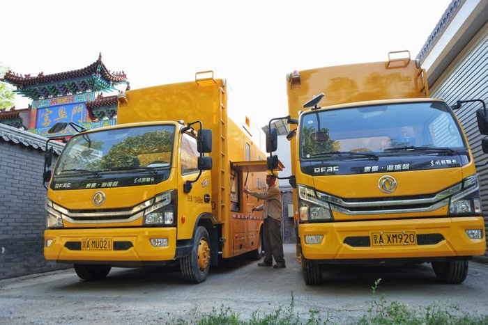 通州区前疃村，工作人员在对电力储能车进行巡检。新京报记者 李木易&nbsp;摄