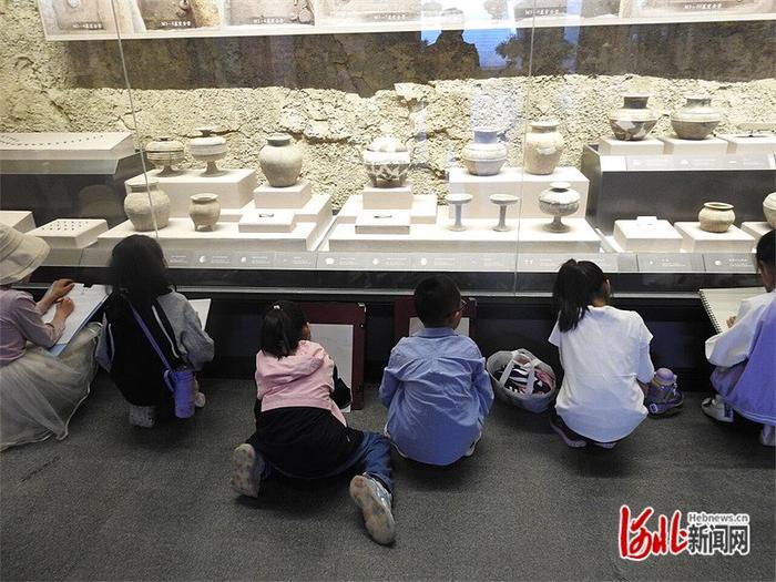 2023年5月，小学生在蔚县博物馆里临摹馆藏文物。 河北省文物局供图