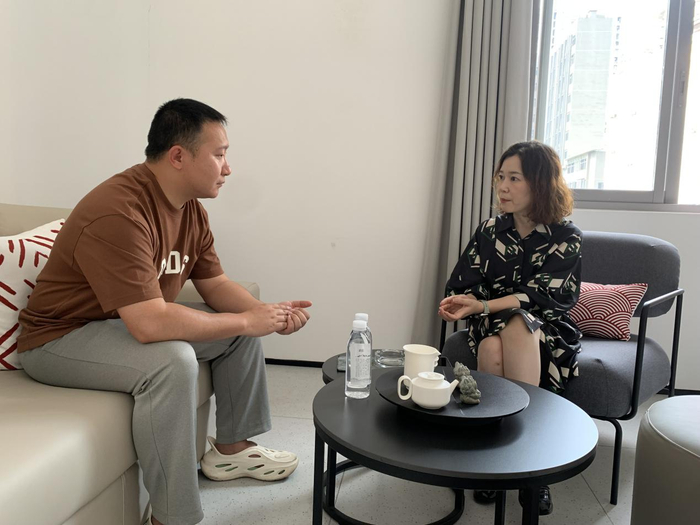 重庆鸿蒙智行用户中心总经理季巧接受访谈。华龙网 赵广 摄
