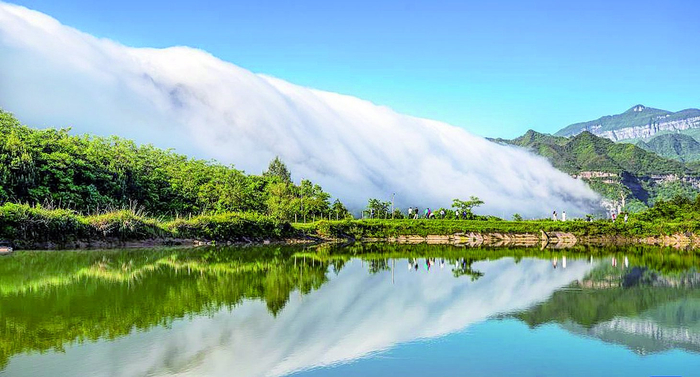     重庆市南川区金佛山东麓出现云瀑景观 新华社发