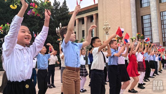 △欢迎仪式现场的中俄少年儿童。（总台央视记者王子杭、段德文拍摄）