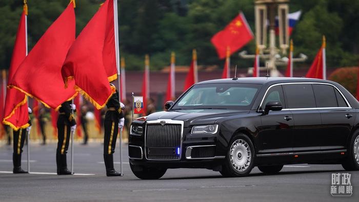 △普京总统乘车抵达欢迎仪式现场。（总台国广记者李晋拍摄）