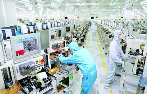 江苏南通通富微电子股份有限公司的智能芯片封装生产线。许丛军摄/光明图片