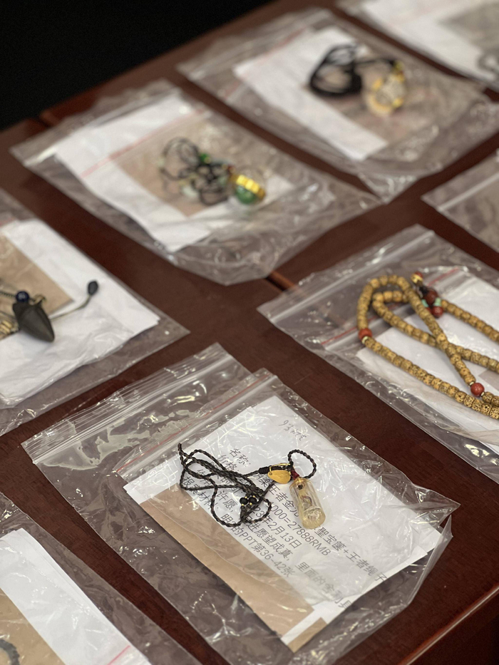 犯罪团伙用于行骗的“法器”。  澎湃新闻资深记者 朱奕奕 图