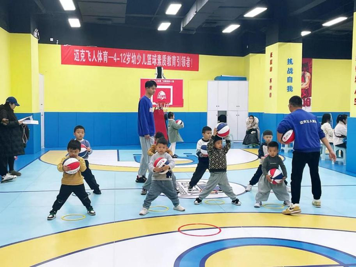 水岸广场迈克飞人篮球俱乐部开业当天体验课现场 （刘璇 摄）