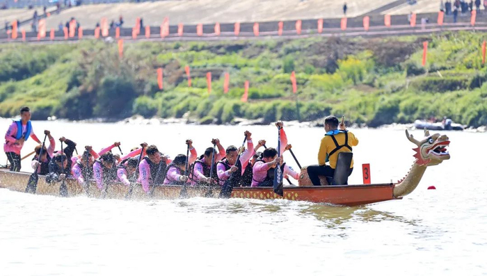 △2月10日，2024年高要区庆新春龙舟邀请赛精彩现场。伍健豪 摄