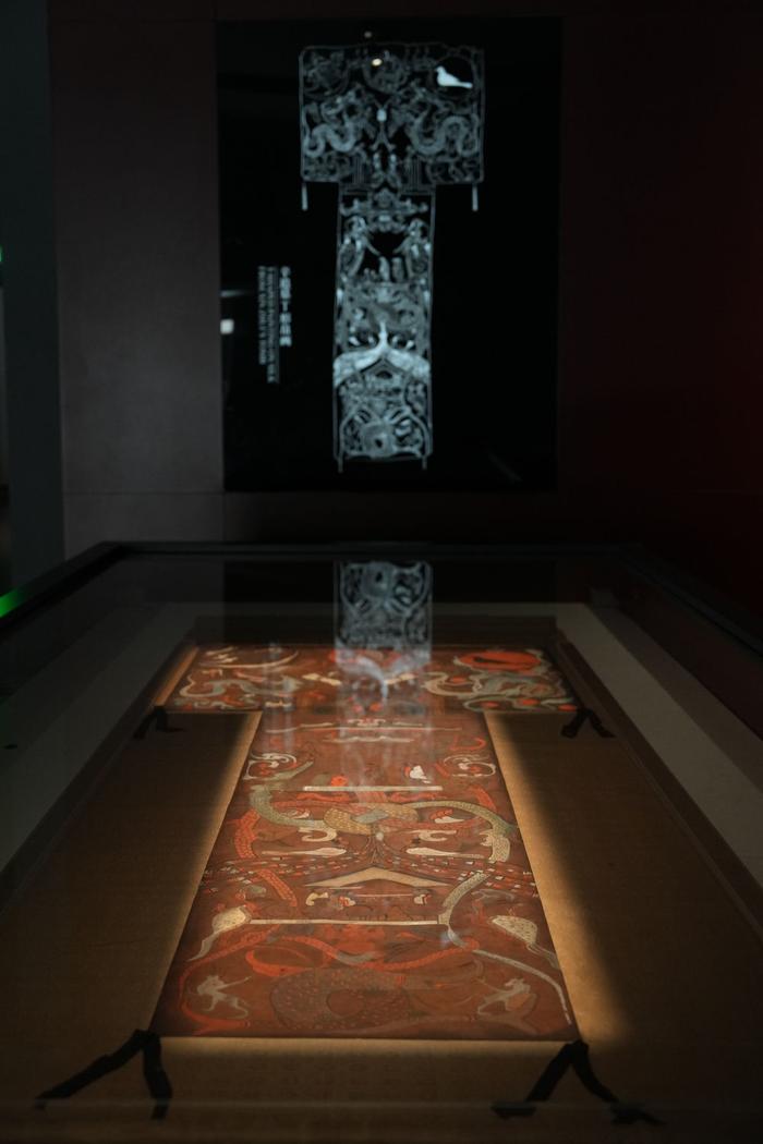   这是2024年5月13日在湖南博物院长沙马王堆汉墓陈列展厅拍摄的T形帛画。新华社记者 薛宇舸 摄
