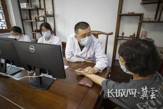 在廊坊安次区医院・京城名医馆，中医正在为患者把脉。长城网·冀云客户端记者 张航 摄