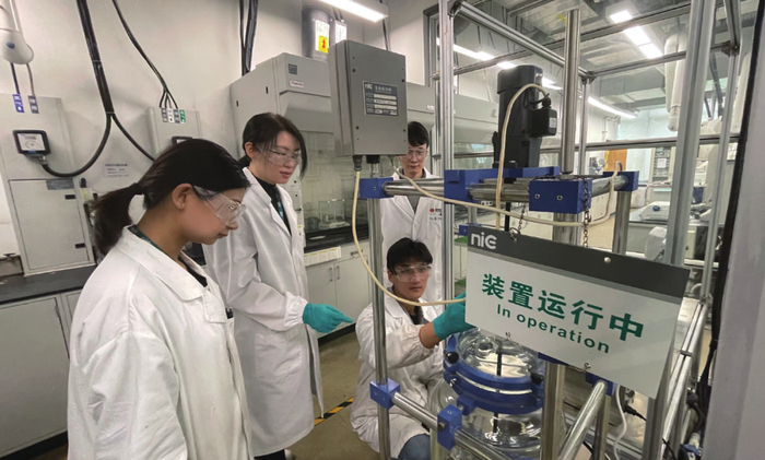 徐晓颖（中）与同事进行实验