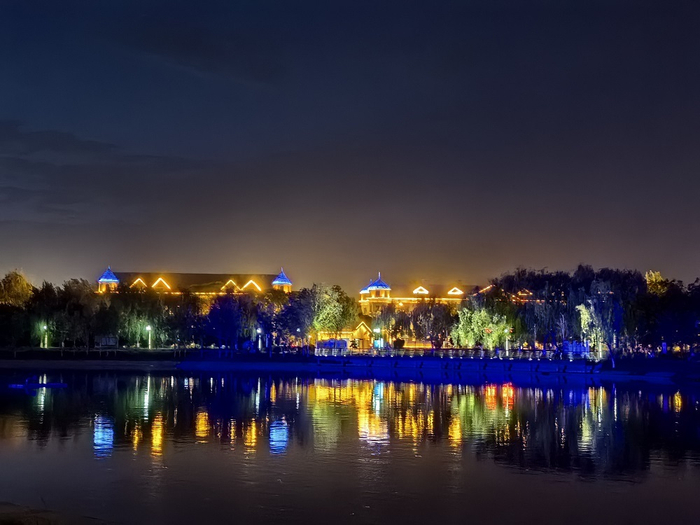 图木舒克市夜景 胡杨网 李雨浪 摄