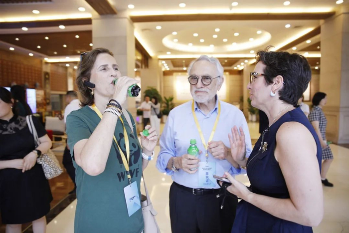 ↗品尝并点赞藿香味小可乐Good！