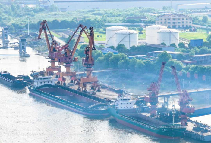 长江码头装卸忙