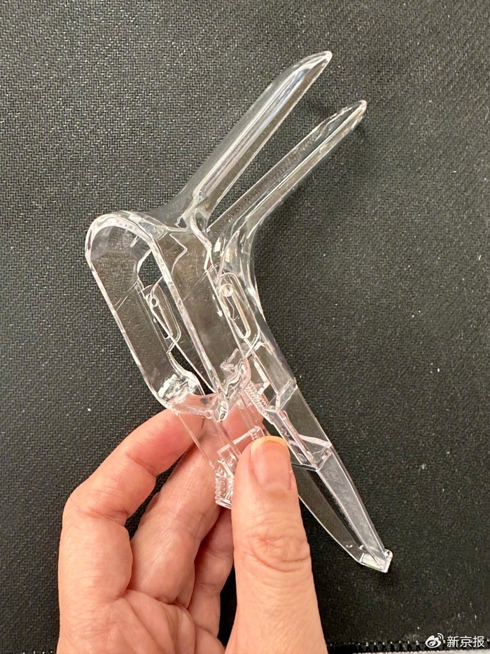 形似鸭嘴的窥阴器。 受访者供图