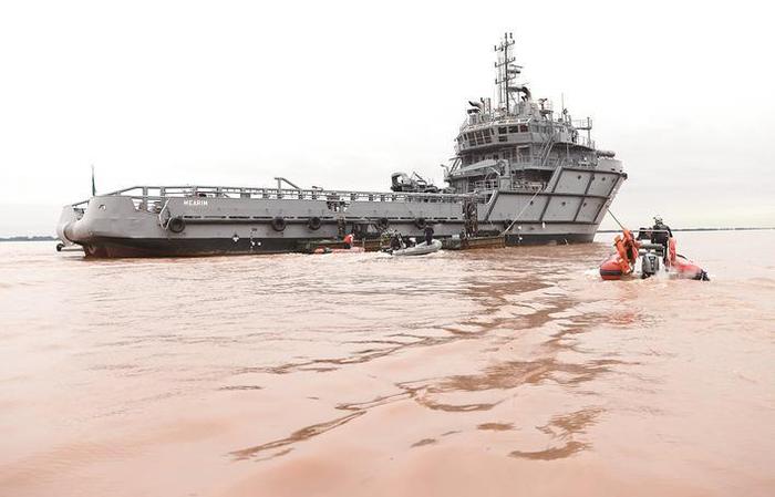 巴西军队在洪灾地区开展救援工作