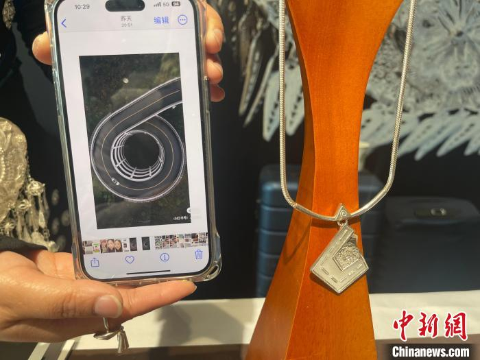 “五一”假期期间，“多彩贵州”展览在浙江杭州举行。图为以贵州公路为原型设计的“新苗风”银饰。童笑雨 摄