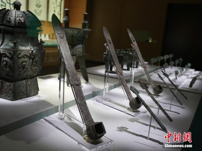   河南安阳殷墟博物馆新馆展出的“妇好”铜斗。中新社记者 阚力 摄
