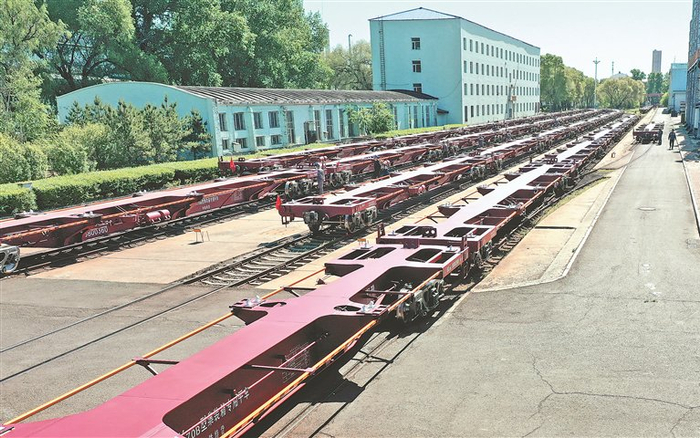     BX70B型集装箱专用平车在厂区整备发运。张雲淞摄