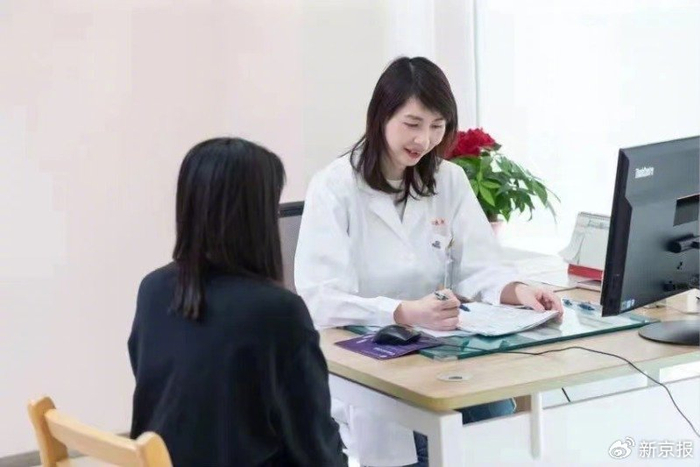 上海市同仁医院妇产科主任医师丘瑾（右）。 受访者供图